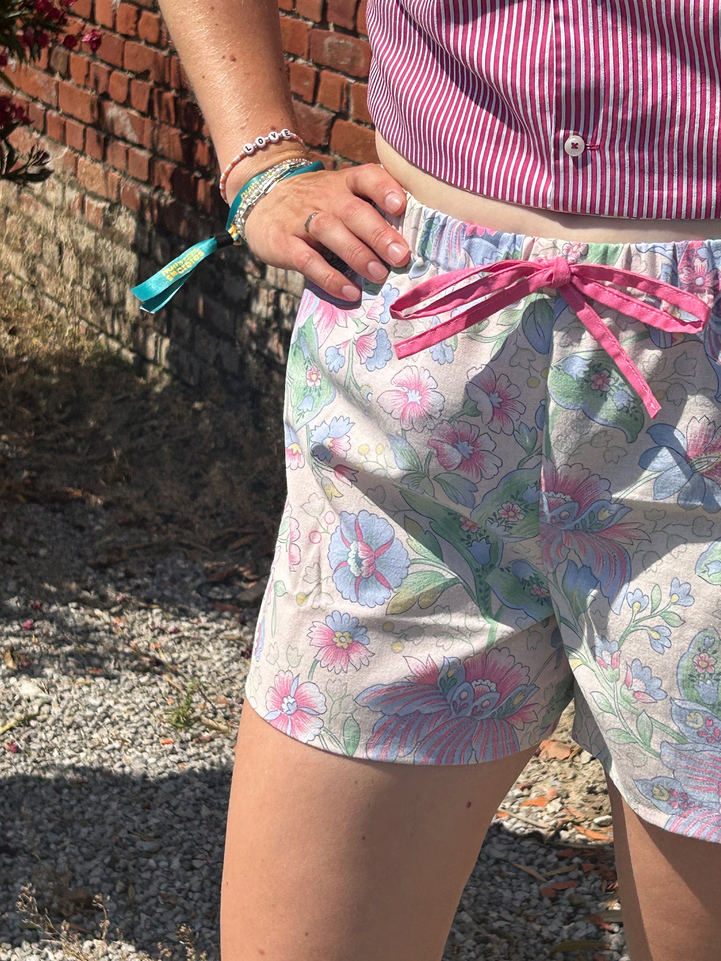 Le short à fleurs